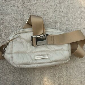 Vineyard vines puffer belt bag, cream